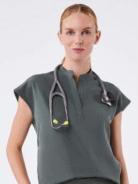 Figs Women's Rafaela Bonsai Scrub Top. XXS